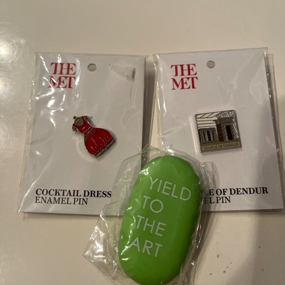 Metropolitan Museum of Art‎ Pins and Eraser (new) (w/a/x) - Picture 1 of 13
